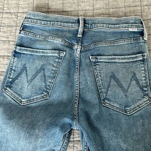 MOTHER Tom Cat Ankle Fray in “On the Road” wash. Size 28  button closure